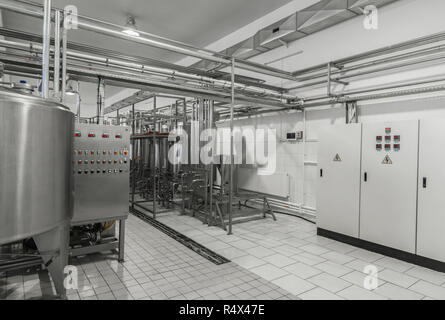 Vue générale de l'intérieur d'une usine de lait. l'équipement à l'usine de produits laitiers Banque D'Images