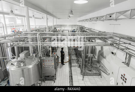 Vue générale de l'intérieur d'une usine de lait. l'équipement à l'usine de produits laitiers Banque D'Images