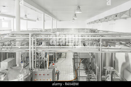 Vue générale de l'intérieur d'une usine de lait. l'équipement à l'usine de produits laitiers Banque D'Images