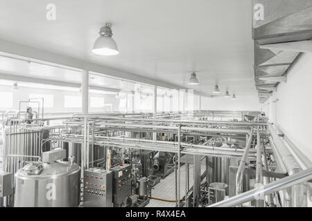 Vue générale de l'intérieur d'une usine de lait. l'équipement à l'usine de produits laitiers Banque D'Images