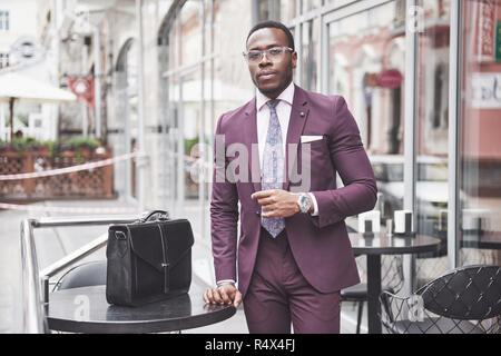 Jeune homme avec un porte-documents à proximité d'un beau bureau. Réunion d'affaires Banque D'Images