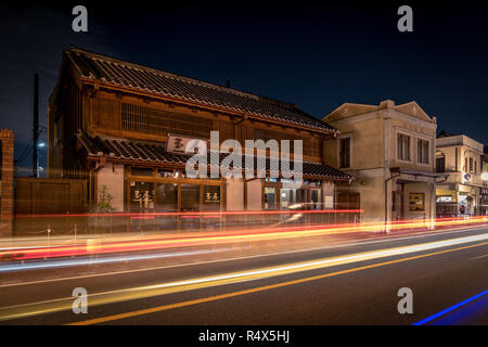 Nuit dans la vieille ville de Kawagoe. Connu sous le nom d'Edo il a un peu préservés Warehouse District. Banque D'Images