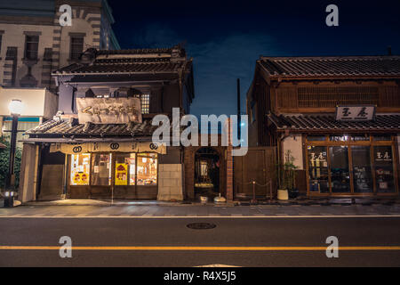 Nuit dans la vieille ville de Kawagoe. Connu sous le nom d'Edo il a un peu préservés Warehouse District. Banque D'Images