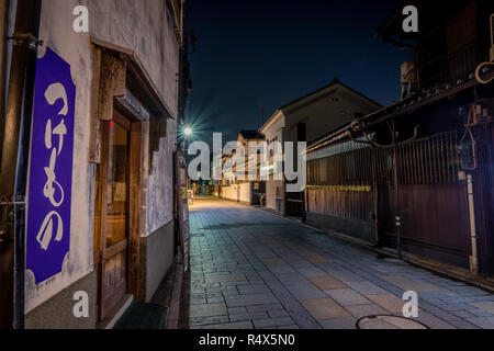 Nuit dans la vieille ville de Kawagoe. Connu sous le nom d'Edo il a un peu préservés Warehouse District. Banque D'Images