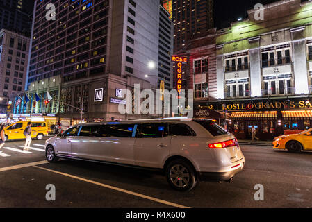 La ville de New York, USA - 30 juillet 2018 : Nuit blanche à limousine sur la 7ème Avenue (7e Avenue) à côté de Times Square avec les gens autour de Manhattan dans le Ne Banque D'Images