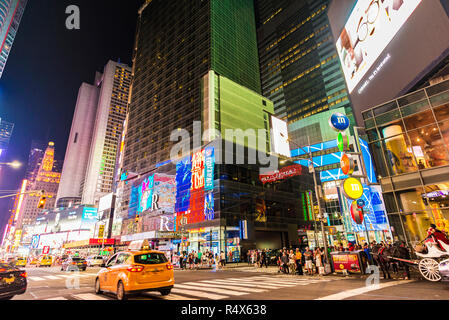 La ville de New York, USA - 30 juillet 2018 : Taxi et magasins de nuit sur la 7ème Avenue (7e Avenue) à côté de Times Square avec les gens autour et grand advertisi Banque D'Images