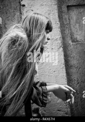 Jeune fille de poser dans la photographie de rue sur la scène urbaine à l'extérieur en lumière naturelle Banque D'Images