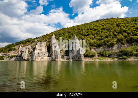 Paysage d'automne à l'Chudnite Skali phénomène naturel, a.k.a merveilleux paysages de falaises, Bulgarie, ciel nuageux avec des nuages blancs, vert d'eau avec ro Banque D'Images