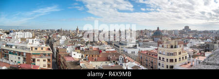 Un paysage de Valence vu depuis les Torres de Serranos Gate (chambres) au cours d'une journée d'hiver ensoleillée avec ciel bleu et nuages, Espagne Banque D'Images