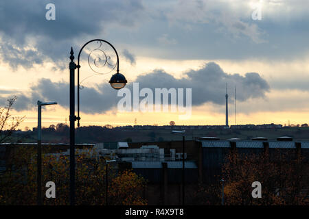 Emley Moor mât de diffusion TV, et c'est le remplacement temporaire, comme vu de Dewsbury centre ville Banque D'Images