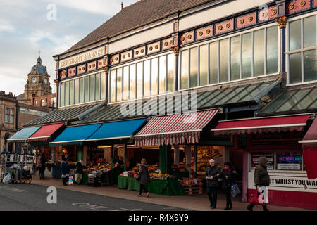 Les gens shopping à Dewsbury Market Banque D'Images