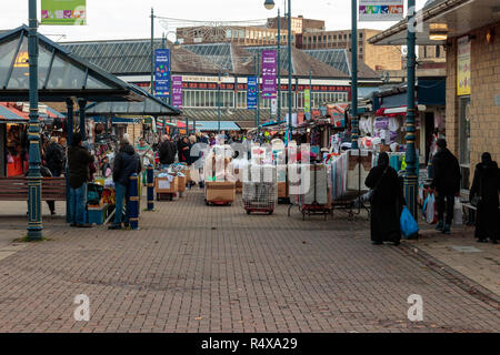 Les gens shopping à Dewsbury Market Banque D'Images