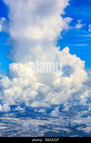 Vue aérienne d'un grand nuage cumulous moelleux et au-dessus de l'Aéroport International de Miami en Floride Banque D'Images