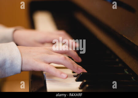 Les mains sur les touches de piano, de répétition de la musique, apprendre à jouer du piano. Banque D'Images