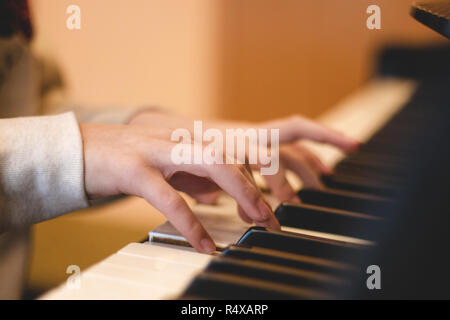 Les mains sur les touches de piano, de répétition de la musique, apprendre à jouer du piano. Banque D'Images