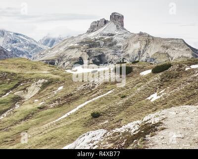 Un paysage extraordinaire avec des fleurs de printemps en fleurs et des sommets des montagnes. Banque D'Images