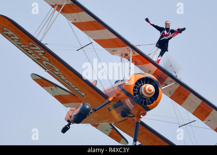 The Flying Circus, anciennement Breitling, Wingwalkers équipe d'exposition de wingwalking volant à un spectacle aérien.Boeing Staarman avion biplan avec une fille à l'aile Banque D'Images