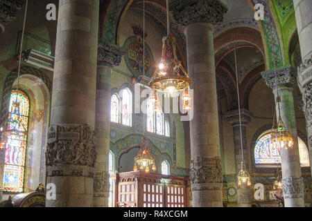 Les intérieurs avec des mosaïques, des arcades et colonnes de l'Église Expiatoire du Sacré-Cœur de Jésus à Barcelone, Espagne Banque D'Images