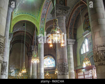 L'intérieur witj mosaïques, arcs et colonnes de l'Église Expiatoire du Sacré-Cœur de Jésus à Barcelone, Espagne Banque D'Images