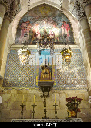 L'autel de droite avec deux chandeliers et quelques fresques dans la crypte inférieure de la Sagrada Familia, Barcelone, Espagne Banque D'Images