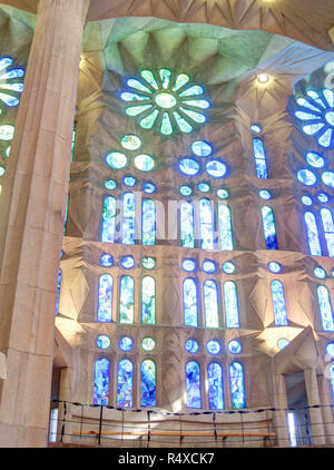Un détail de l'glesses vitraux froide fenêtre avec plusieurs cercles et le bleu et le vert décorations dans la Sagrada Familia, Barcelone, Espagne Banque D'Images
