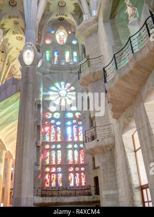 Un détail de l'glesses vitraux froide fenêtre avec plusieurs cercles et décorations dans la Sagrada Familia, Barcelone, Espagne Banque D'Images