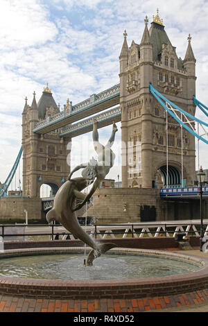 Londres, Royaume-Uni - 09 avril : fontaine du Dauphin à Londres le 09 avril 2010. Fille avec un dauphin sculpté par Sir David Wynne et Tour B Banque D'Images