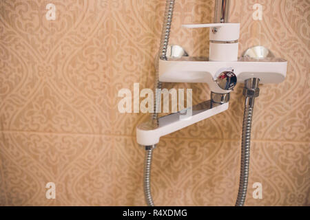 Dans la salle de bains, douche ouverte mélangeur a fixé au mur support, image en noir et blanc teinté, format vertical. Banque D'Images