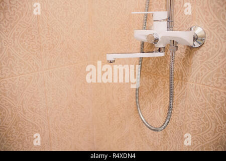 Dans la salle de bains, douche ouverte mélangeur a fixé au mur support, image en noir et blanc teinté, format vertical. Banque D'Images