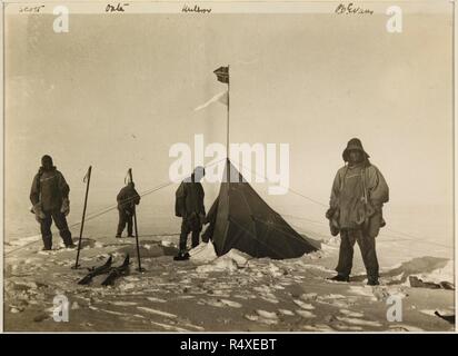 L'équipe polaire britannique tente d'Amundsen trouver au Pôle Sud, 18 janvier 1912. De gauche à droite : Scott ; Oates ; Wilson et Evans. Photographies de membres de la partie polaire par Henry Robertson Bowers;1911-1912.(l'entrée de catalogue combine ces avec les journaux de Scott. Tome XIX). 1912. Des photographies de l'expédition Antarctique britannique, 1910 - 1913. Source : ajouter. 51402 f.4. Banque D'Images