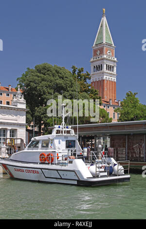 Venise, Italie - 10 juillet : Bateau de patrouille de la Garde côtière à Venise le 10 juillet 2011. Guardia Costiera Motor Yacht amarré près de la Tour de Saint Marc à Venise, Italie Banque D'Images