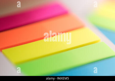 Arrière-plan flou notes multicolores dans un ordinateur portable avec un fond blanc Banque D'Images