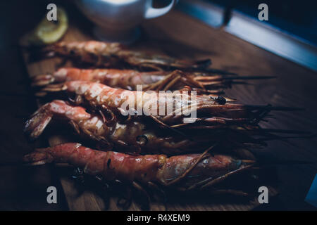 Frire jusqu'à coloration dorée crevettes tigrées sont prêts dans une poêle et servir à table. Banque D'Images