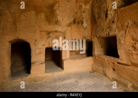 Chambres funéraires souterraines à l'UNESCO du patrimoine mondial de l'emplacement de Tombes des rois, Paphos, Chypre Banque D'Images