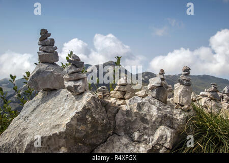 Le parc national de Lovcen, Monténégro - Grappes de petites pierres se trouvant sur l'autre d'embellir le mountain top Banque D'Images