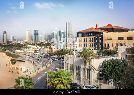 Tel Aviv, Israël - 26 octobre 2018 - La ville de Tel Aviv vu d'une colline élevée au cours d'un après-midi avec des bâtiments modernes à l'arrière-plan en Israël Banque D'Images