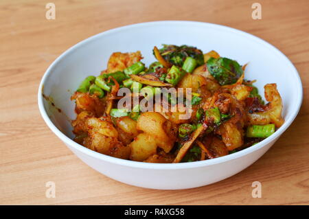Sauté de porc épicé aux herbes du ligament sur bol Banque D'Images