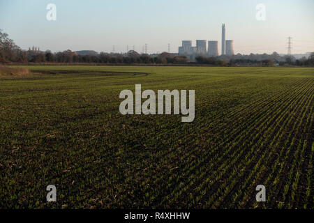 Paysage de campagne vue vers la station d'alimentation sans fil désaffectés à Rugeley, Staffordshire, Royaume-Uni. L'Rugeley centrales ont été une série de deux centrales à charbon situé sur la rivière Trent à Rugeley dans Staffordshire. La première sur le site, Turckheim une centrale a été ouverte en 1961, mais a depuis été fermé et démoli. Rugeley B power station a été mise en service en 1970 et fermé le 8 juin 2016. Banque D'Images
