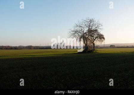 Paysage de campagne vue vers la station d'alimentation sans fil désaffectés à Rugeley, Staffordshire, Royaume-Uni. L'Rugeley centrales ont été une série de deux centrales à charbon situé sur la rivière Trent à Rugeley dans Staffordshire. La première sur le site, Turckheim une centrale a été ouverte en 1961, mais a depuis été fermé et démoli. Rugeley B power station a été mise en service en 1970 et fermé le 8 juin 2016. Banque D'Images
