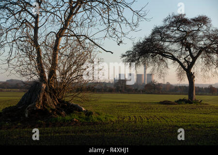 Paysage de campagne vue vers la station d'alimentation sans fil désaffectés à Rugeley, Staffordshire, Royaume-Uni. L'Rugeley centrales ont été une série de deux centrales à charbon situé sur la rivière Trent à Rugeley dans Staffordshire. La première sur le site, Turckheim une centrale a été ouverte en 1961, mais a depuis été fermé et démoli. Rugeley B power station a été mise en service en 1970 et fermé le 8 juin 2016. Banque D'Images