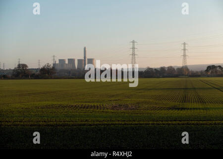 Paysage de campagne vue vers la station d'alimentation sans fil désaffectés à Rugeley, Staffordshire, Royaume-Uni. L'Rugeley centrales ont été une série de deux centrales à charbon situé sur la rivière Trent à Rugeley dans Staffordshire. La première sur le site, Turckheim une centrale a été ouverte en 1961, mais a depuis été fermé et démoli. Rugeley B power station a été mise en service en 1970 et fermé le 8 juin 2016. Banque D'Images