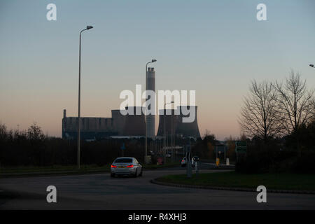 Vue vers le paysage industriel sans fil désaffectés Power Station à Rugeley, Staffordshire, Royaume-Uni. L'Rugeley centrales ont été une série de deux centrales à charbon situé sur la rivière Trent à Rugeley dans Staffordshire. La première sur le site, Turckheim une centrale a été ouverte en 1961, mais a depuis été fermé et démoli. Rugeley B power station a été mise en service en 1970 et fermé le 8 juin 2016. Banque D'Images