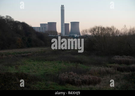Paysage de campagne vue vers la station d'alimentation sans fil désaffectés à Rugeley, Staffordshire, Royaume-Uni. L'Rugeley centrales ont été une série de deux centrales à charbon situé sur la rivière Trent à Rugeley dans Staffordshire. La première sur le site, Turckheim une centrale a été ouverte en 1961, mais a depuis été fermé et démoli. Rugeley B power station a été mise en service en 1970 et fermé le 8 juin 2016. Banque D'Images