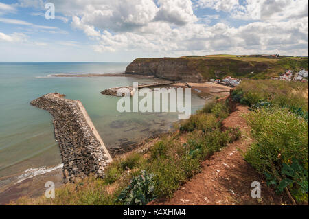 North York Moors National Park - Port Côte plage et village de pêcheurs de Staithes, North Yorkshire Coast du clifftop chemin sur Cowbar Nab. Banque D'Images