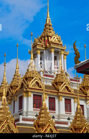 La partie supérieure de l'Lohaprasad, une partie de l'ensemble du temple Wat Ratchanadta, Bangkok, Thaïlande, une copie d'un ancien monastère bouddhiste au Sri Lanka Banque D'Images