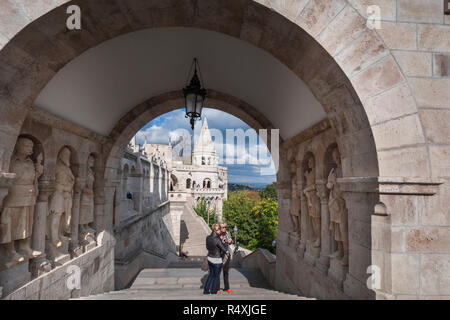 Budapest - touristes explorer la Halászbástya ou du Bastion des Pêcheurs Banque D'Images