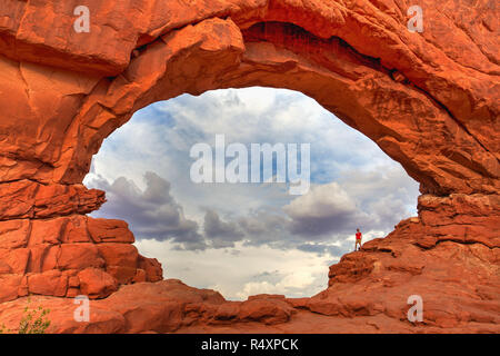 Moab, Utah, USA - Juillet 18,2013 : les touristes à Arches National Park, Moab, Utah, USA. Bordé par la rivière Colorado, dans le sud-est, il est connu sous le nom de Banque D'Images