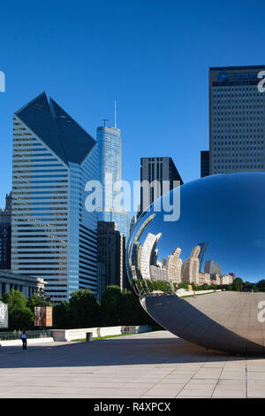 Chicago, Illinois, USA - 12 juillet 2013 : Cloud Gate est une sculpture de l'artiste britannique né en Inde Sir Anish Kapoor, qui est l'élément central d'au Banque D'Images