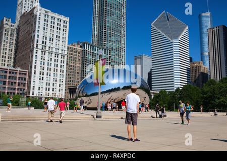 Chicago, Illinois, USA - 12 juillet 2013 : Cloud Gate est une sculpture de l'artiste britannique né en Inde Sir Anish Kapoor, qui est l'élément central d'au Banque D'Images