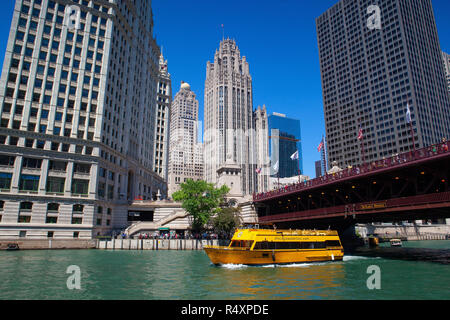 Chicago, Illinois, USA - Juillet 13,2013 : Un taxi de l'eau jaune vif se retourne sous un pont, le transport de passagers le long de la rivière pendant les heures de pointe, downto Banque D'Images